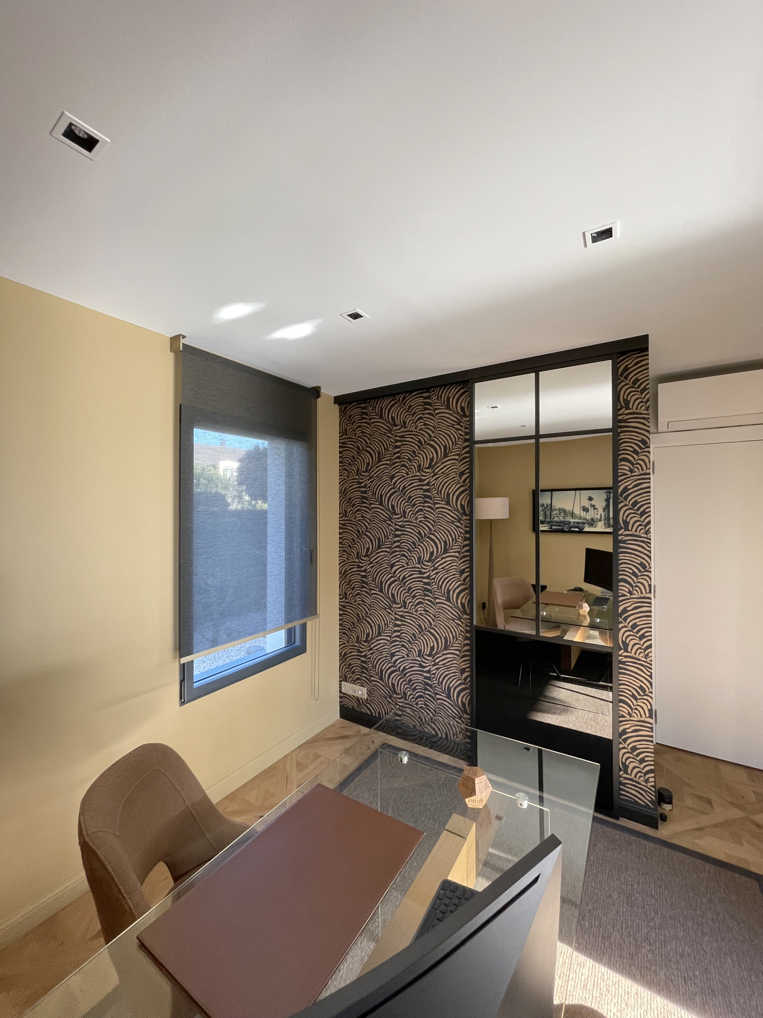 Bureau avec papier peint panoramique et mobilier sur mesure à Angers